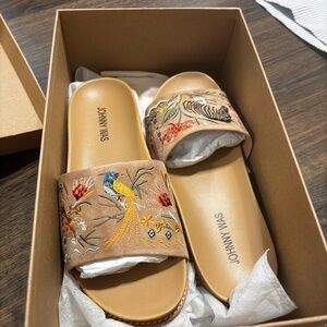 Johnny was new in box WATIPASO SANDAL size 8